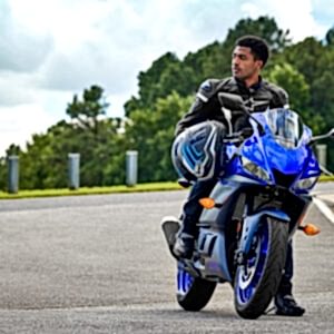 Yamaha YZF R3 Motorcykel model 2023