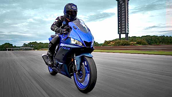 Yamaha YZF R3 Motorcykel model 2023