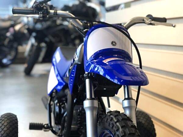 2025 Yamaha PW 50 med støttehjul